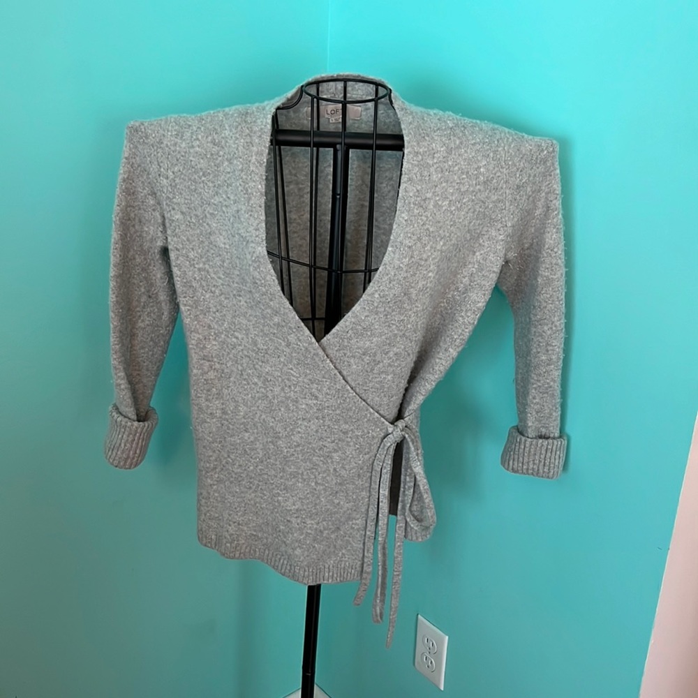 💙💛Loft sweater size small💛💙